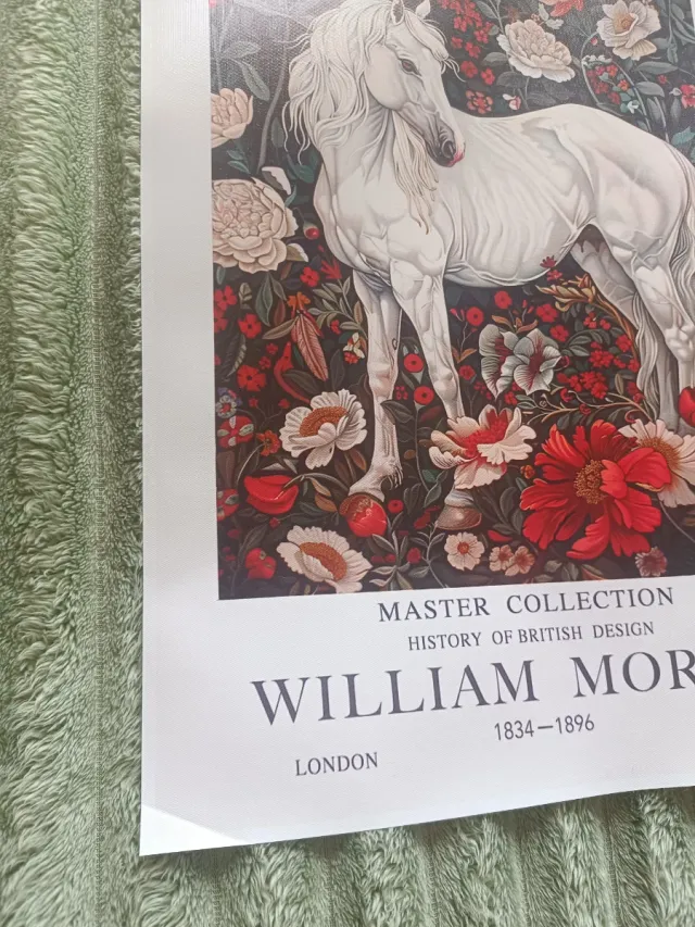 Stampa tela cavallo bianco fiori rossi