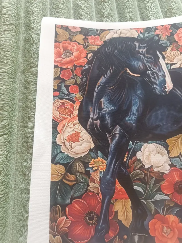 Stampa tela cavallo bianco fiori rossi