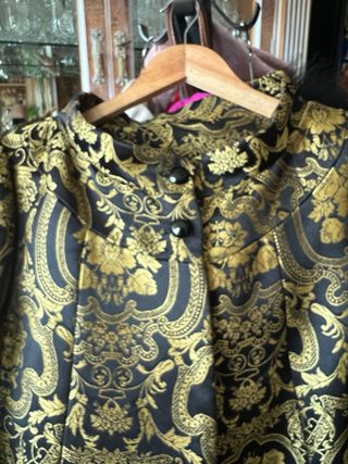 Abrigo de fiesta negro y dorado