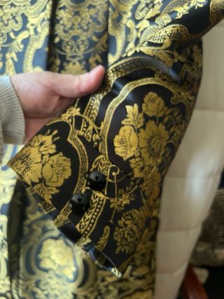 Abrigo de fiesta negro y dorado