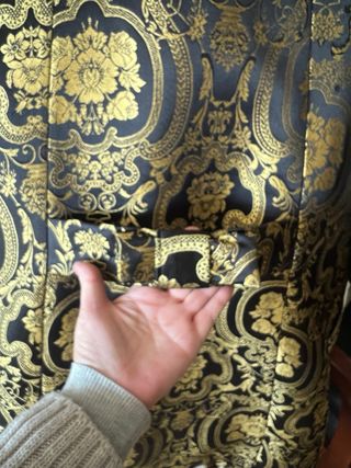 Abrigo de fiesta negro y dorado