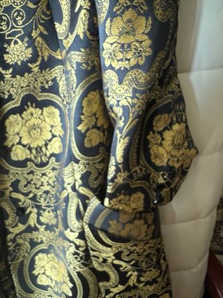 Abrigo de fiesta negro y dorado