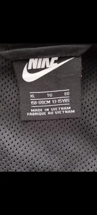 Cortavientos Nike niño negro