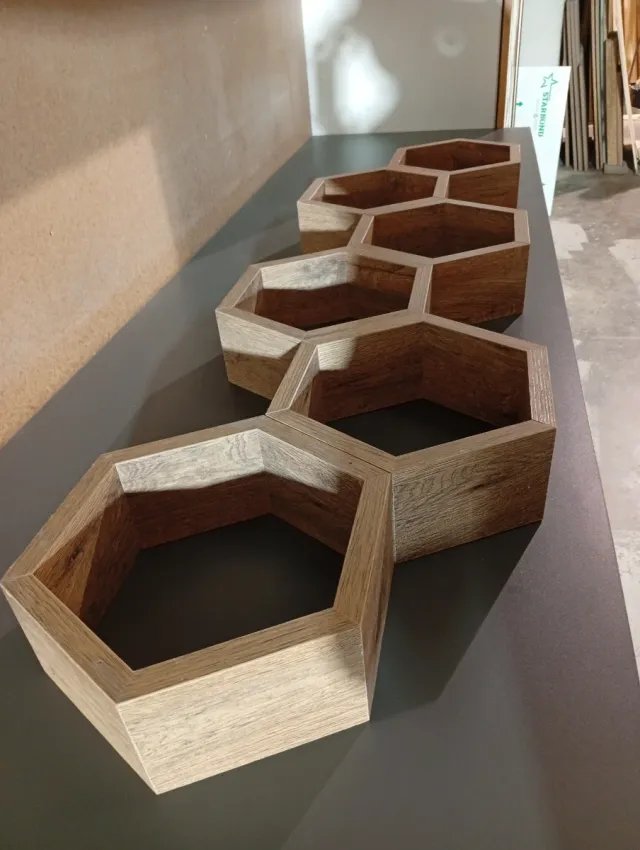 Estantería hexagonal de madera