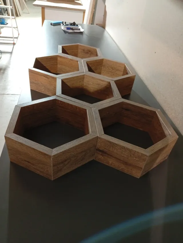 Estantería hexagonal de madera