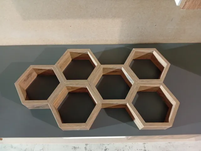 Estantería hexagonal de madera