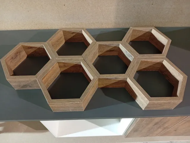 Estantería hexagonal de madera