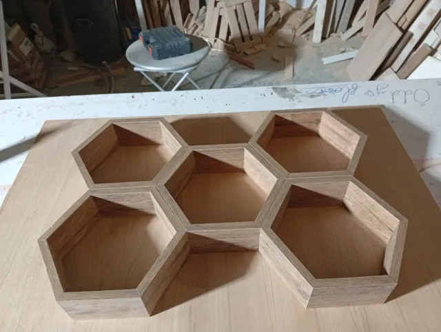 Estantería hexagonal de madera