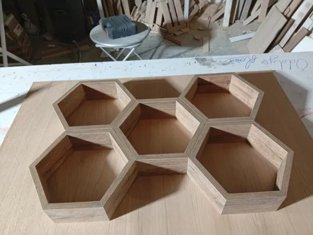 Estantería hexagonal de madera