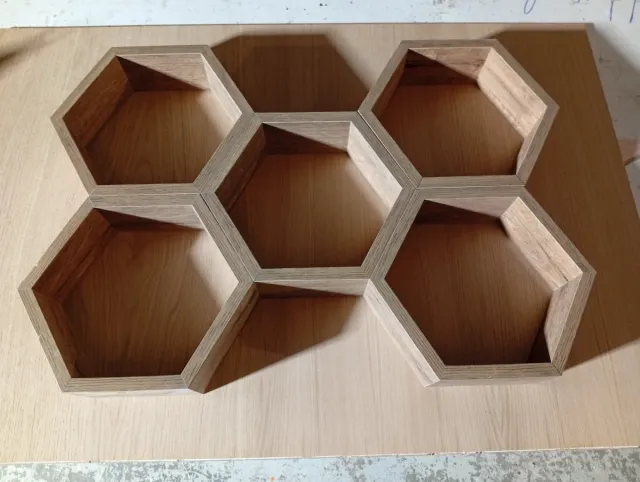 Estantería hexagonal de madera