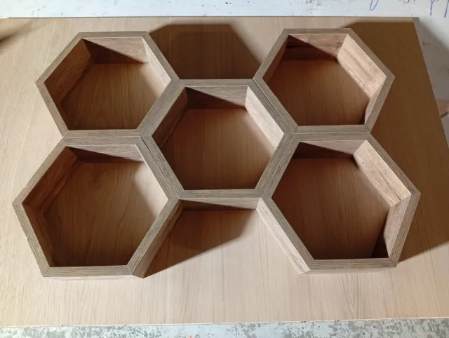 Estantería hexagonal de madera