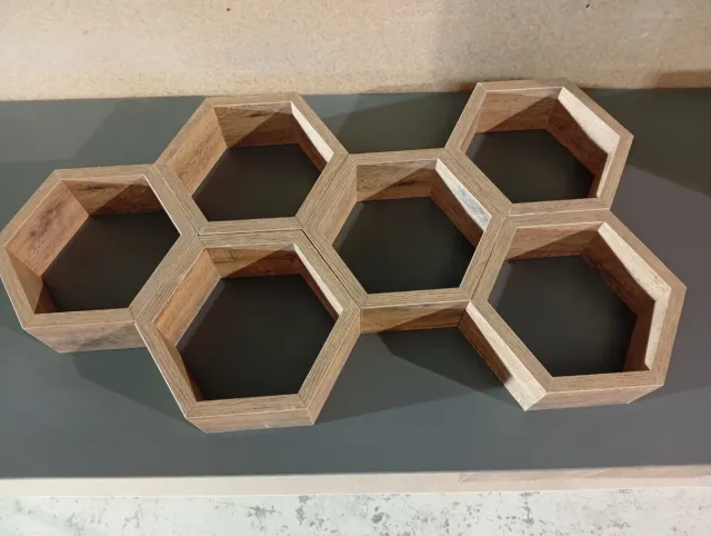 Estantería hexagonal de madera