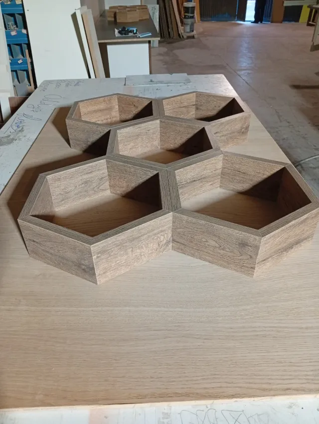 Estantería hexagonal de madera