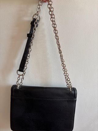 Bolso negro con cadena y tachuelas