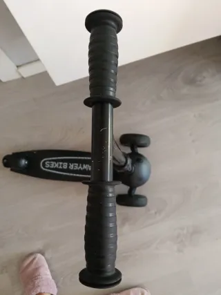 Patinete usado con tres ruedas funciona bien