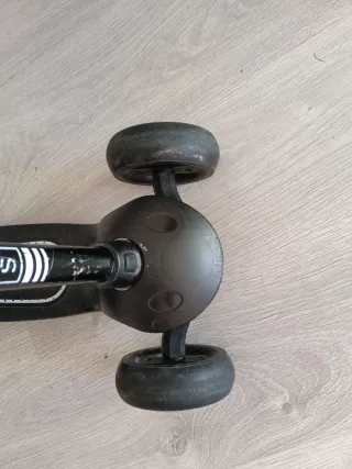 Patinete usado con tres ruedas funciona bien