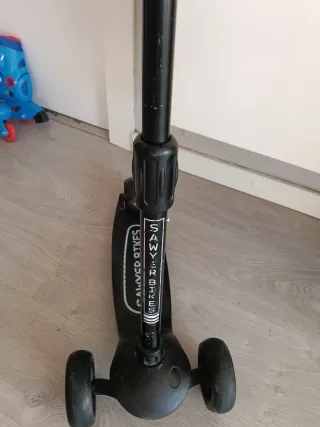 Patinete usado con tres ruedas funciona bien