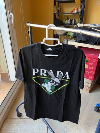Camiseta Prada Negra con Dibujo Conejo