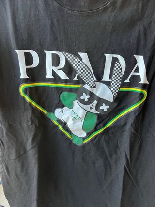 Camiseta Prada Negra con Dibujo Conejo