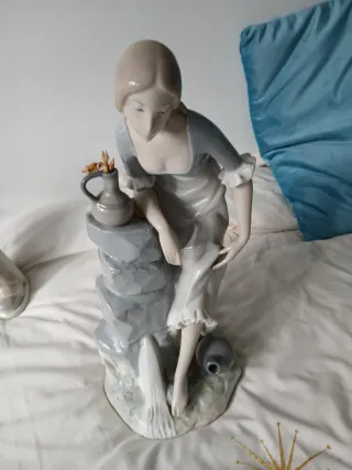 Figura de porcelana mujer con cántaro