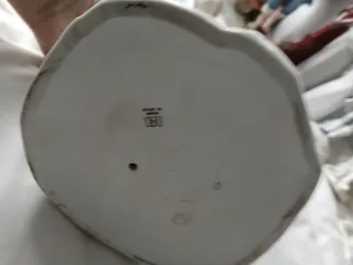 Figura de porcelana mujer con cántaro