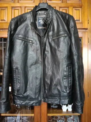 Cazadora de cuero negra