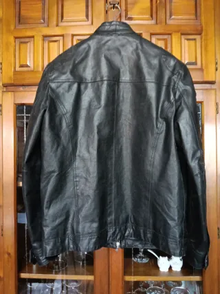 Cazadora de cuero negra