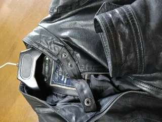 Cazadora de cuero negra