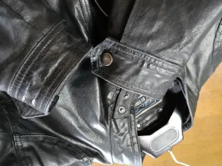 Cazadora de cuero negra