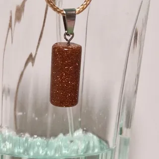 Collar con colgante de piedra dorada