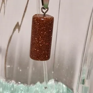 Collar con colgante de piedra dorada