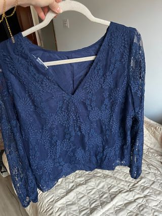 Blusa azul de encaje manga larga