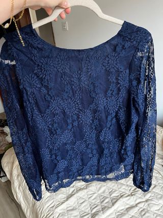 Blusa azul de encaje manga larga