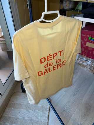 Camiseta Dept. Galerie Amarilla