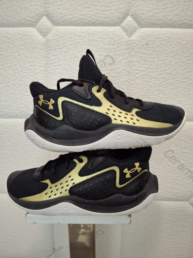 Zapatillas Under Armour Jet '23 Negro/Dorado