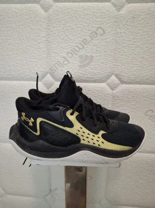 Zapatillas Under Armour Jet '23 Negro/Dorado