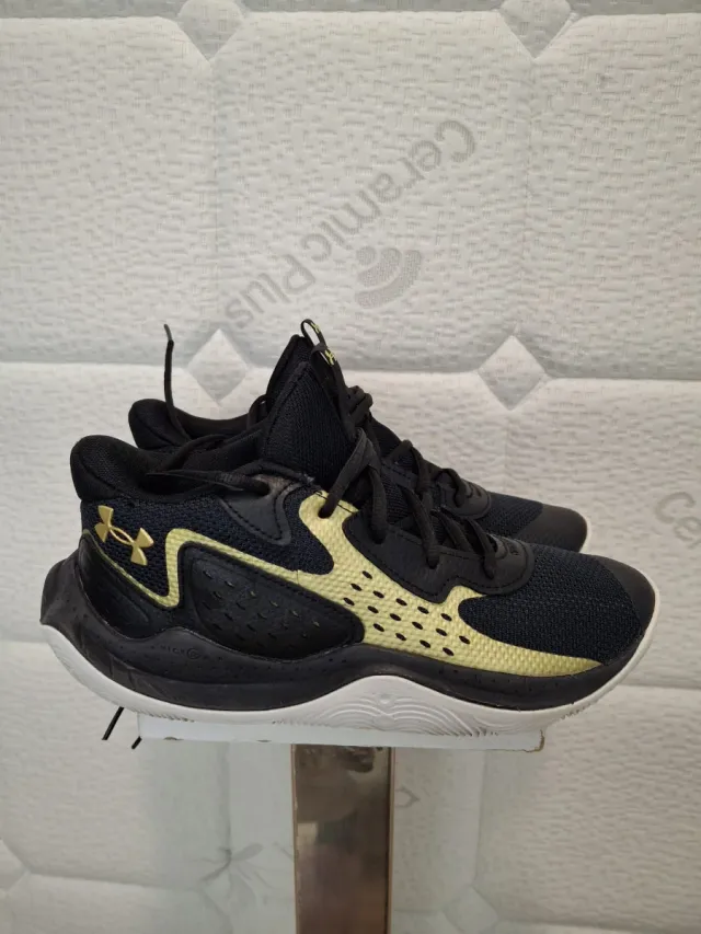 Zapatillas Under Armour Jet '23 Negro/Dorado