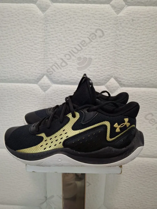 Zapatillas Under Armour Jet '23 Negro/Dorado