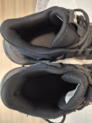 Zapatillas Under Armour Jet '23 Negro/Dorado