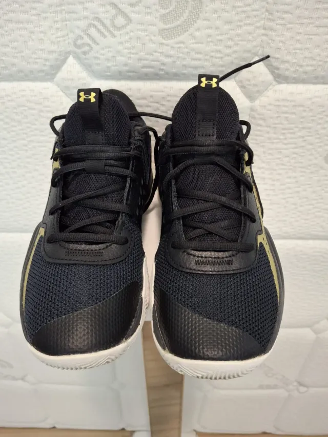 Zapatillas Under Armour Jet '23 Negro/Dorado