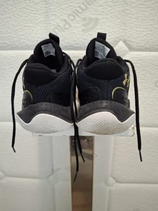 Zapatillas Under Armour Jet '23 Negro/Dorado