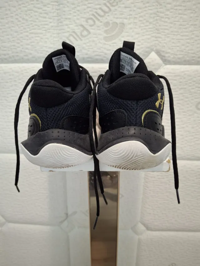 Zapatillas Under Armour Jet '23 Negro/Dorado