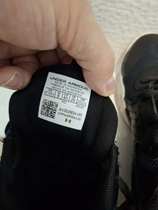 Zapatillas Under Armour Jet '23 Negro/Dorado