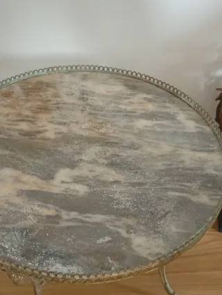 Tavolo rotondo in metallo e marmo