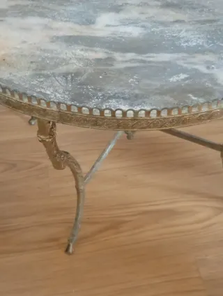 Tavolo rotondo in metallo e marmo