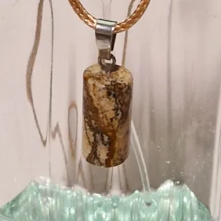 Collar con colgante de piedra jaspeada