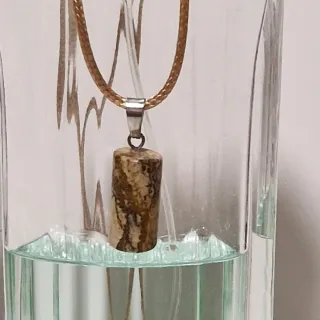 Collar con colgante de piedra jaspeada