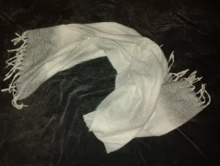Bufanda suave gris a blanco con flecos. No envío.
