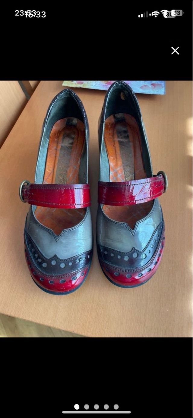 Zapatos estilo Oxford grises y rojos