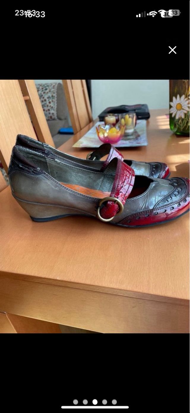 Zapatos estilo Oxford grises y rojos